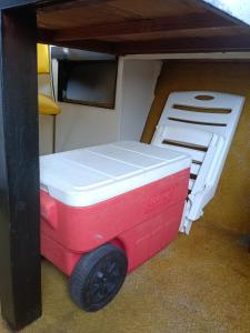 奥拉涅斯塔德Backpack Cabin A 49149的玩具车中的一张红白床