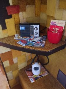 奥拉涅斯塔德Backpack Cabin A 49149的一张桌子,上面放有收音机和杂志