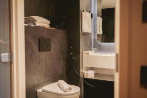 塔库沃里布里克索哥斯塔赫哥酒店的一间带卫生间、水槽和镜子的浴室