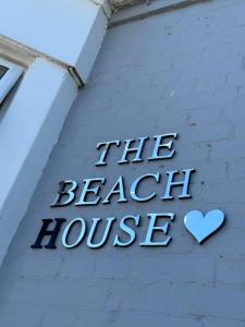 洛斯托夫特The Beach House的一座心灵建筑的侧面标志