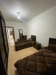 马达巴King mesha luxury apartment original的客厅配有床和沙发