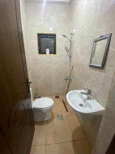 马达巴King mesha luxury apartment original的一间带卫生间和水槽的浴室
