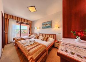 特罗吉尔特洛吉尔多瑞酒店的酒店客房设有两张床和窗户。