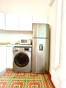 卡利Casa Rambla Serra Cali的厨房配有不锈钢冰箱和洗碗机