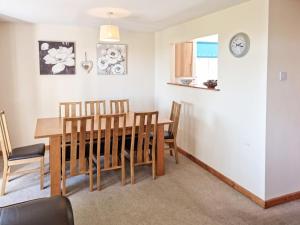 甘尼斯莱克Dartmoor 3的厨房以及带桌椅的用餐室。