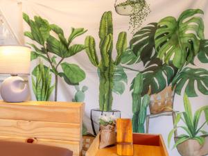 Mon JamPhu Morinn Cafe&Camping的墙上有植物的房间