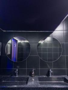 阿拉木图Crypto Hostel的公共浴室内两个镜子上面的2个盥洗盆