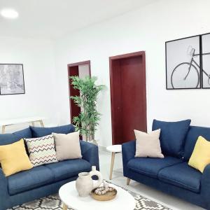 莱基Lekki FootPrint, Lekki Phase1的客厅配有2张蓝色的沙发和1张桌子