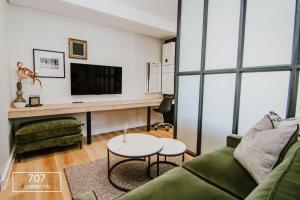 开普敦The Carrington Top Floor Luxury Apartment的带沙发和电视的客厅