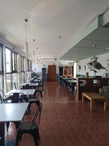 BurbáguenaEl ZAMACÉN的用餐室设有桌椅和窗户。