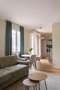 米兰Heart Milan Apartments Duomo District的客厅配有沙发和桌子