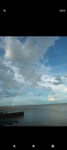 比塔山Home Puerto carreño vichada的天上一排水面上的彩虹