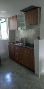 萨兰托Macondo casa café的厨房配有木制橱柜和炉灶烤箱。