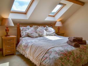 binbrookBinbrook House Mews的一间卧室配有一张带枕头的床和两盏灯。