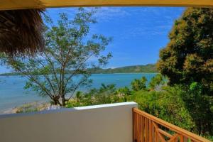 贝岛ANJARA LODGE Villa de 3 chambres的享有水景的阳台