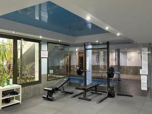 内尔哈马里纳图科萨公寓酒店的大楼内带有氧器材的健身房