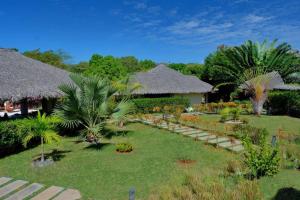 贝岛ANJARA LODGE Villa de 3 chambres的棕榈树花园及度假村