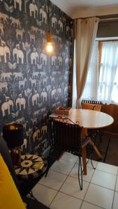 爱丁堡Daiches Braes Brunstane Portobello的一间设有桌子和图案墙壁的用餐室