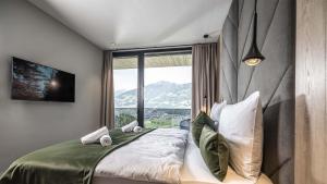 奇勒谷地哈特Panorama Eagle Lodge的一间卧室设有一张大床和大窗户