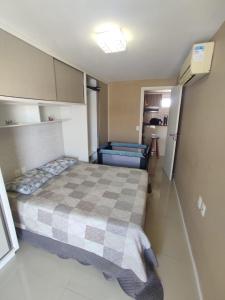 阿奎拉兹Apartamento Confortável - Porto das Dunas - Perto do Beach Park的一间小卧室,卧室内配有一张床铺