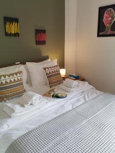 希俄斯ISLAND TIME的一张白色大床,配有白色床单和枕头