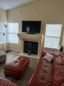 帕姆代尔Be Our Guest-Shared Home Tampa的带沙发和壁炉的客厅