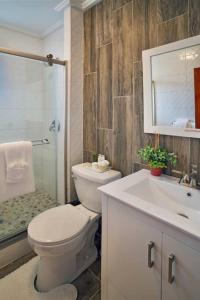 拿撒勒Scotland Villa 2的浴室配有卫生间、盥洗盆和淋浴。