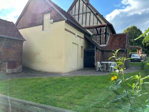 AuneuilRoom in Guest room - bed and breakfast in the countryside near Beauvais airport的花园内另一处房屋的景致