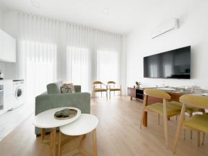 波尔图Vibrant Porto Apartments-Campo 24 Agosto的客厅配有沙发和桌子