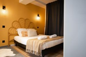 尚贝里L'instant léger - Centre ville的一间卧室配有一张床,上面有两条毛巾