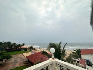 巴加Hotel Salty Waves Baga的从度假村的阳台上可欣赏到海滩景色