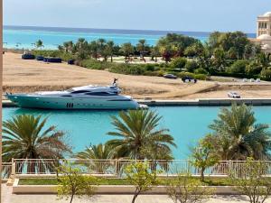 阿卜杜勒国王经济城Marina Deluxe 2, family only的停泊在海滩旁的水上船只