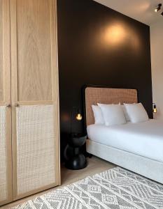 根特3 Bedroom Art-Nouveau Apartment with Free Parking的一间卧室设有两张床和黑色的墙壁