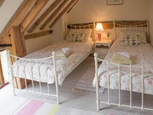 WalpoleHenrys Barn - Ukc3168的一间卧室配有两张床和一盏灯