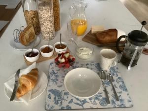 恩尼斯基林Radharc Na Cuilcagh的包括一盘面包和橙汁的早餐桌
