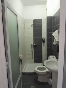 波格拉德茨Hotel Unik的一间带卫生间和水槽的浴室