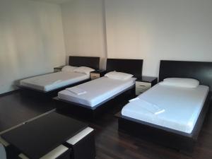 波格拉德茨Hotel Unik的配有三张床的客房
