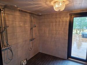 耶姆赛Tuorilan tupa的带淋浴的浴室,配有窗户和吊灯