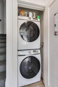 奥克兰Brand New Luxury Fully Furnished Studio Suite的小房间里的洗衣机和烘干机