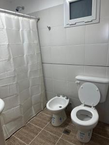 里瓦达维亚海军准将城Monoambiente céntrico的一间带卫生间、水槽和窗户的浴室