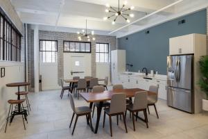 费城The Ledger Residences by Sosuite - Old City的厨房设有带桌椅的用餐室