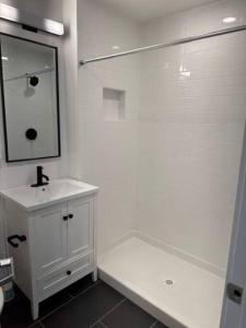 奥克兰Fully-Stocked Studio Suite的白色的浴室设有水槽和镜子