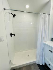 奥克兰Fully-Stocked Studio Suite Near Downtown Oakland的一间带白色淋浴帘的浴室