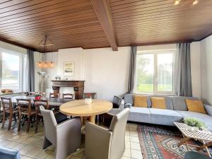 米德尔克尔克Holiday Home Sungarden的客厅配有沙发和桌子