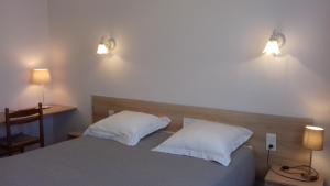 加尔加斯Gîte La Charité à proximité de Roussillon, Gordes的一间卧室配有一张带两个白色枕头的床