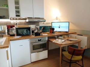 多维尔Appartement, place Morny.的厨房配有书桌和电脑