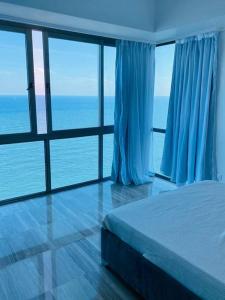 圣多明各Habitación Privada con vista al mar Ámbar, Malecon Santo Domingo的一间卧室设有一张床和一个大窗户