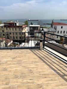 伊斯坦布尔Linda Port Hotel的阳台享有带建筑的城市景观。