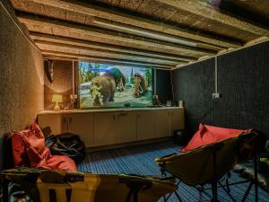 海滨韦尔斯港Crows Nest的一间房间,配有两把椅子和一头大象屏幕