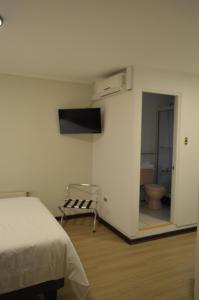 奇廉Hotel Rukalaf的一间卧室配有一张床,浴室设有卫生间
